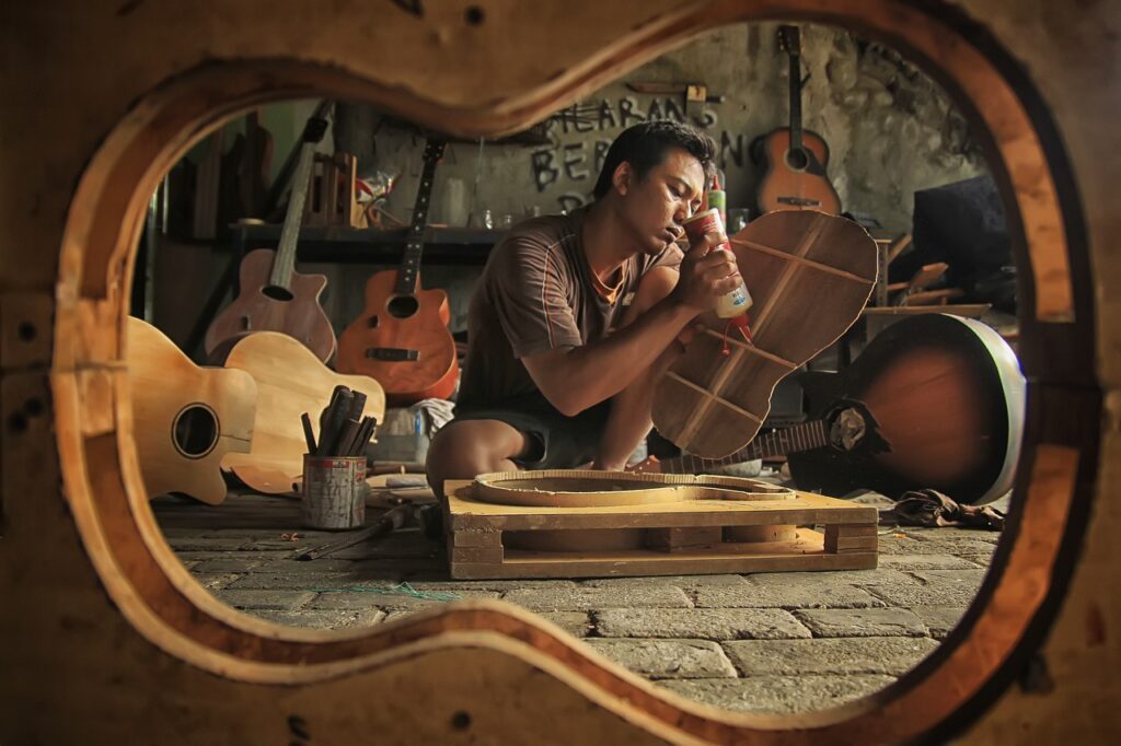 Un artisan d'art luthier